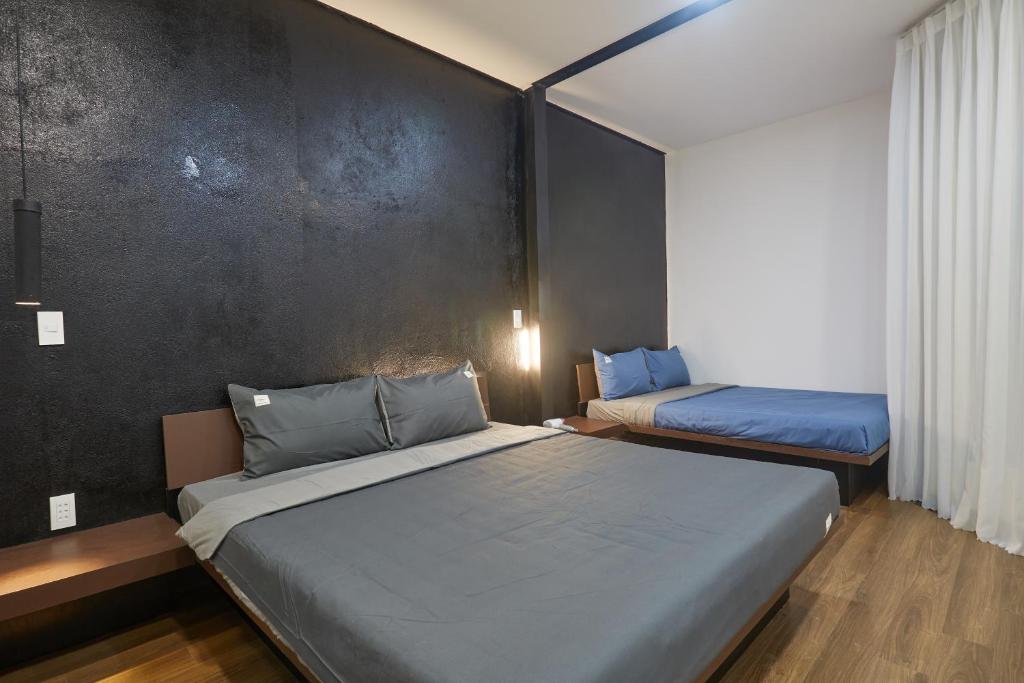 Postel nebo postele na pokoji v ubytování The Garden Capsule Hotel