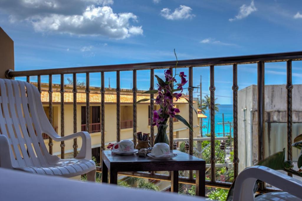 Balkón alebo terasa v ubytovaní Seven Seas Hotel Patong Beach