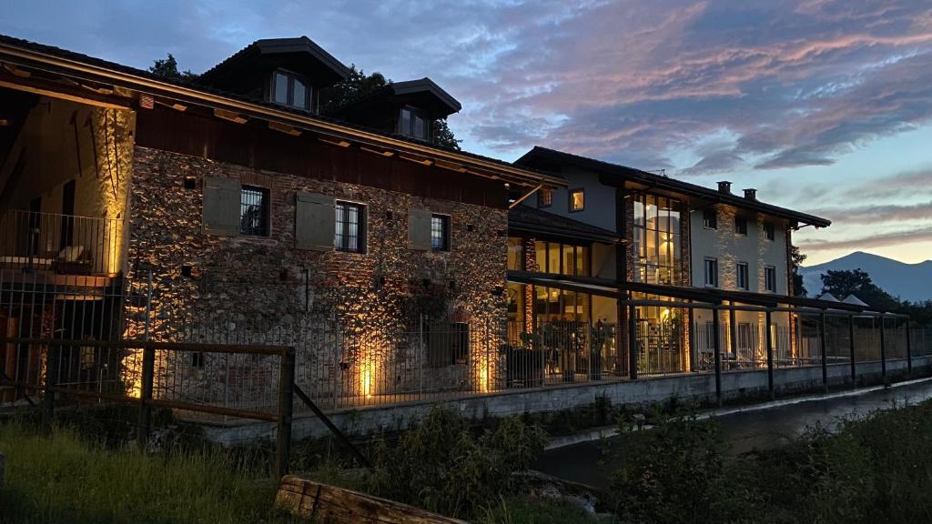 un edificio con luces en el lateral. en Il Vecchio Mulino Di Bairo, en Baglio