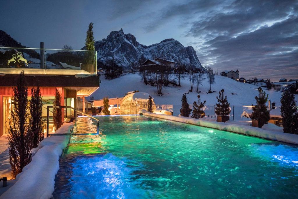Bazén v ubytování ABINEA Dolomiti Romantic SPA nebo v jeho okolí