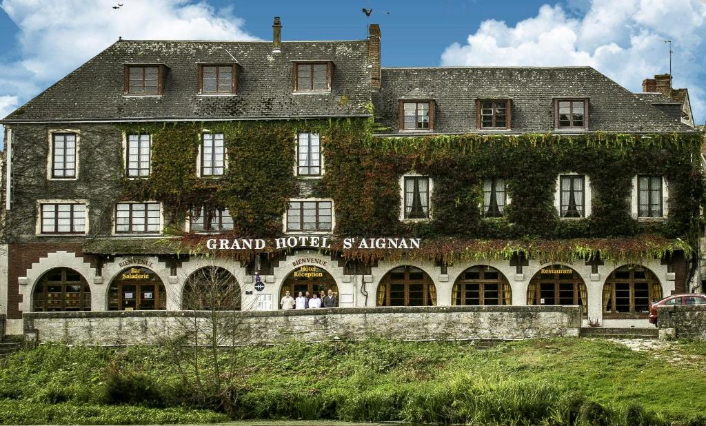 an old building with ivy growing on it at Grand Hôtel Saint-Aignan in Saint-Aignan
