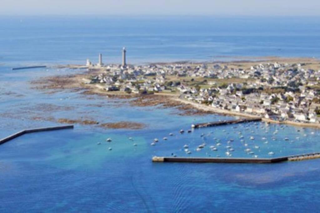 eine Insel im Ozean mit einer Stadt im Hintergrund in der Unterkunft PENMARC’H KERITY location face à la mer in Penmarcʼh