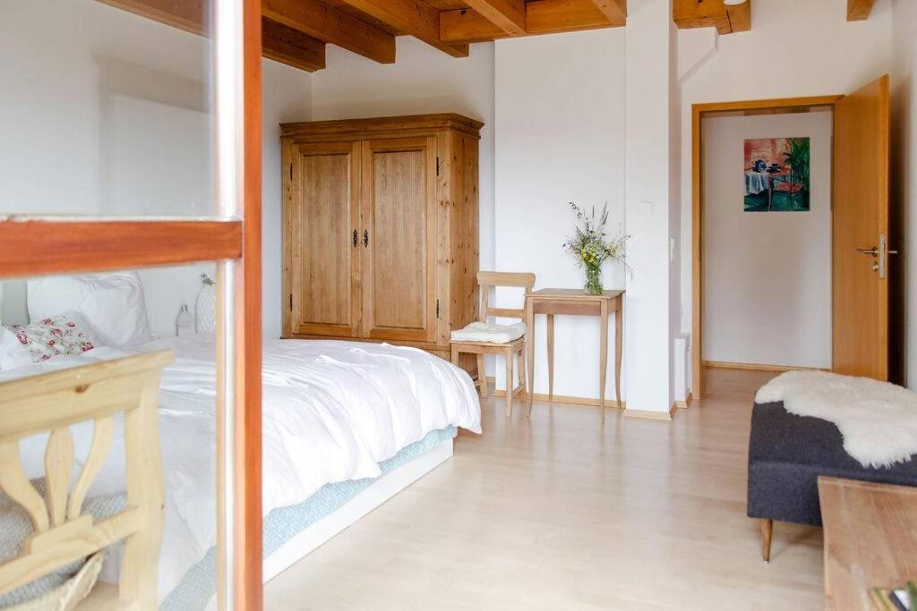 En eller flere senge i et værelse på 4-Zimmer-Ferienwohnung Bienenstock