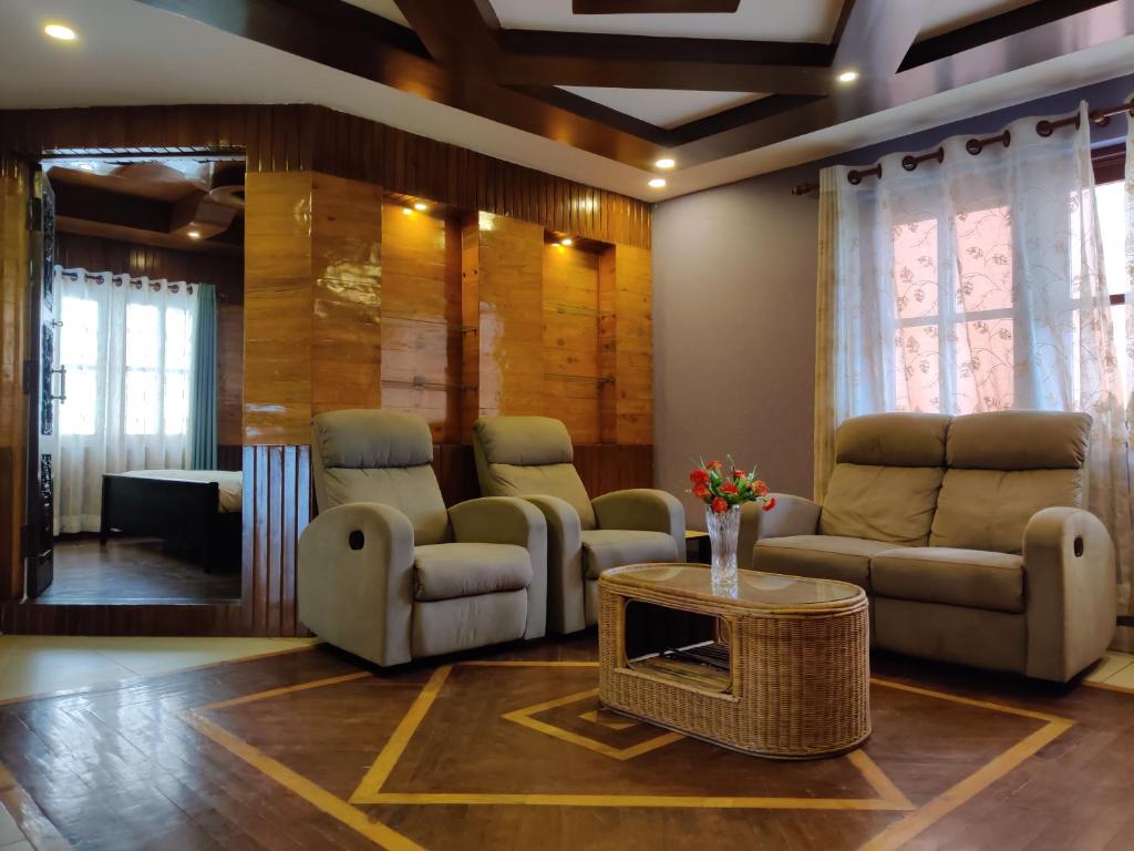 uma sala de espera com sofás e uma mesa em Hostmandu B&B em Patan