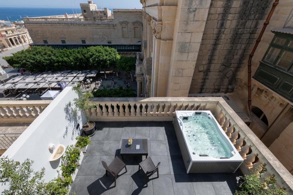 Utsikt mot bassenget på U Collection - a Luxury Collection Suites, Valletta eller i nærheten