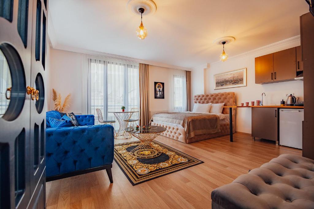 een woonkamer met een bank en een bed bij Taksim Wonder Suites in Istanbul
