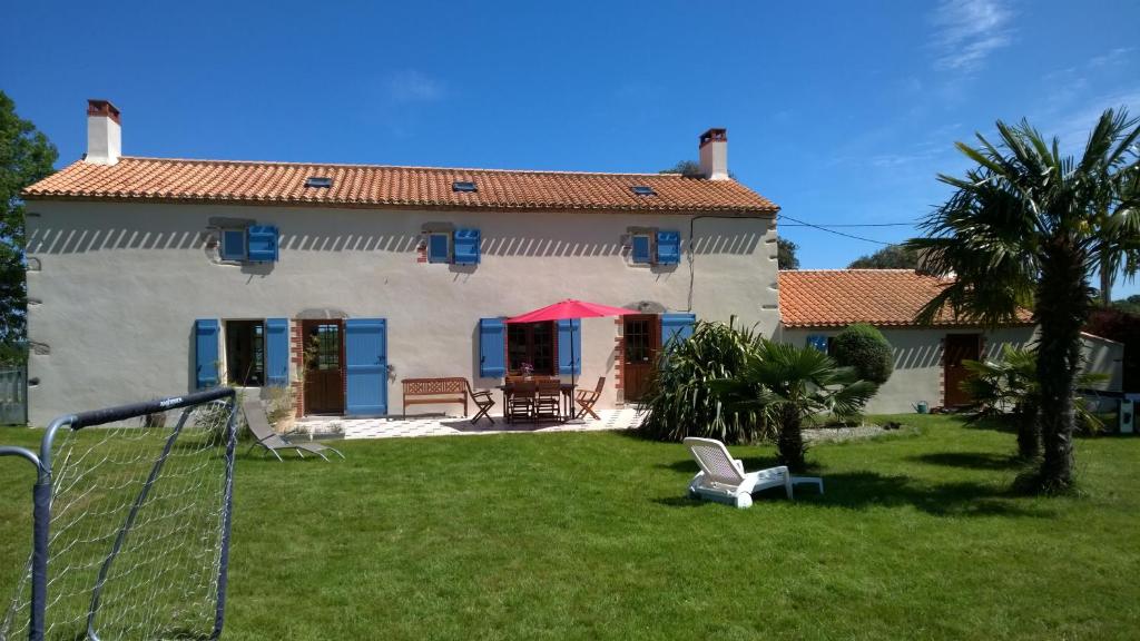 una casa con una rete di fronte di Corps de ferme spacieux avec grand jardin, 10 personnes a LʼAiguillon-sur-Vie
