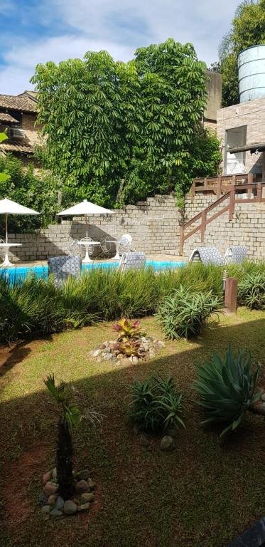 A piscina localizada em Pousada Guaruja ou nos arredores