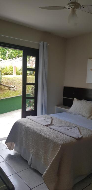 Cama ou camas em um quarto em Pousada Guaruja