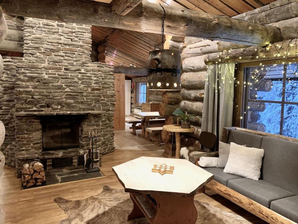 a living room with a couch and a fireplace at Kelogornitsa - Levikeskus 2 km - ski bus 300 m in Kittilä
