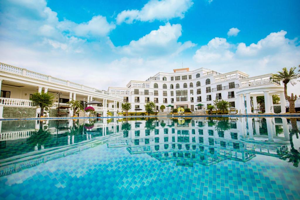 Hồ bơi trong/gần Glory Resort