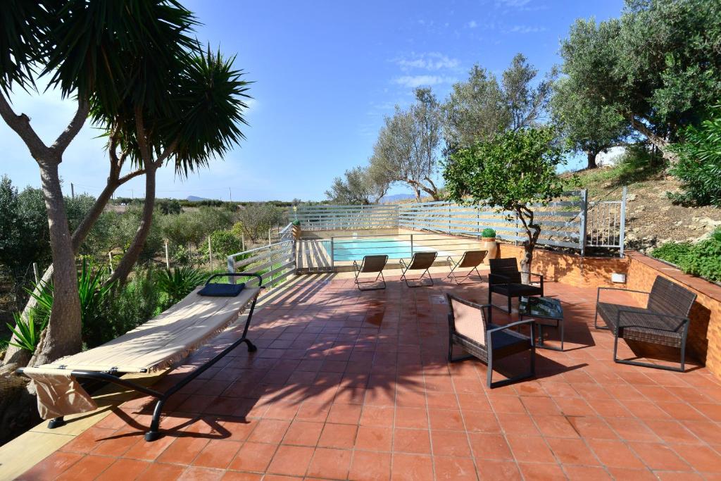 un groupe de bancs assis sur un patio en briques dans l'établissement Villa Trappeto, à Trappeto