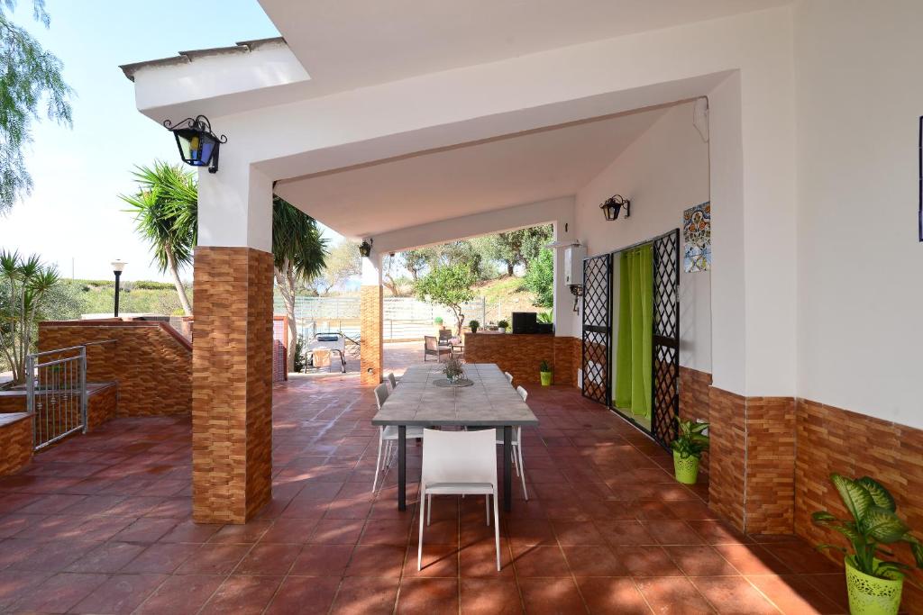 un patio avec une table et des chaises dessus dans l'établissement Villa Trappeto, à Trappeto 54 autres photos