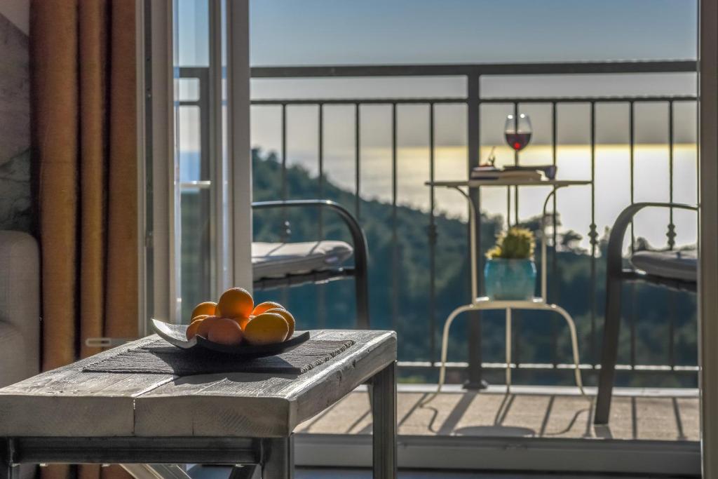 uma taça de fruta numa mesa em frente a uma varanda em Izabela apartment with swimming pool em Babino Polje