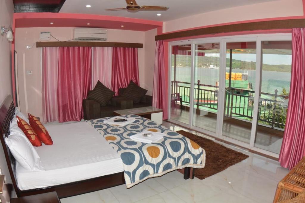Uma cama ou camas num quarto em The Seaview Residency