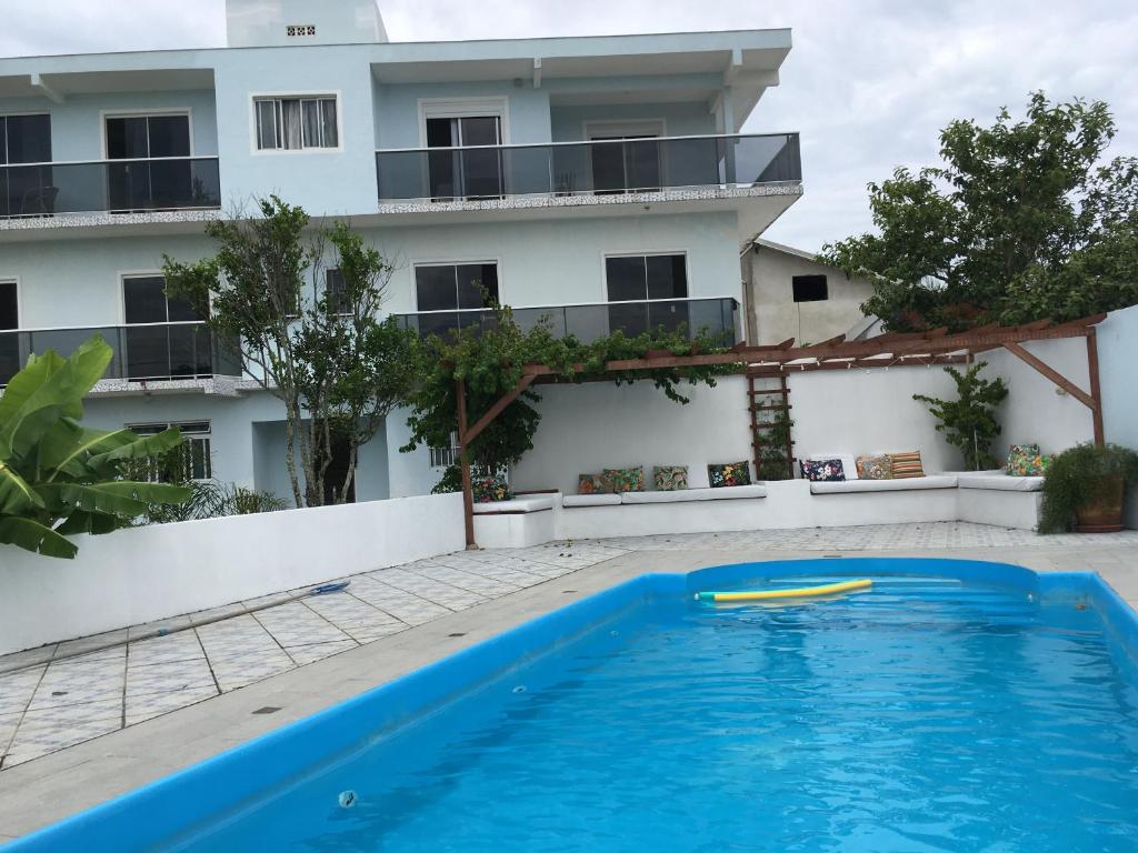  Apartamento com Piscina Perto da Praia