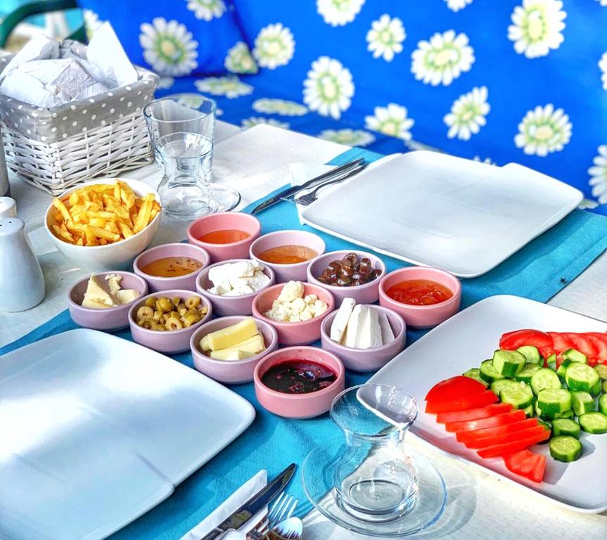 una mesa cubierta con platos de comida y tazones de inmersión en Aliya Konak - Köy Evi ve Lezzetleri, en Isparta