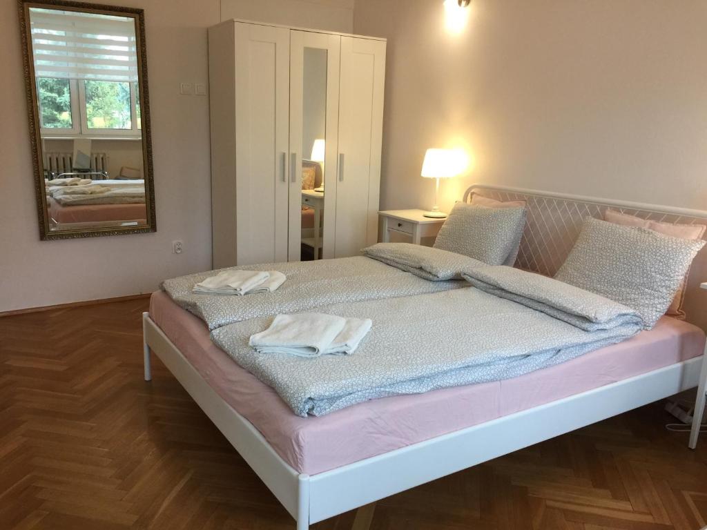 格地尼亞的住宿－Apartamenty Przy Plaży Gdynia Orłowo，一间卧室配有一张床,上面有两条毛巾