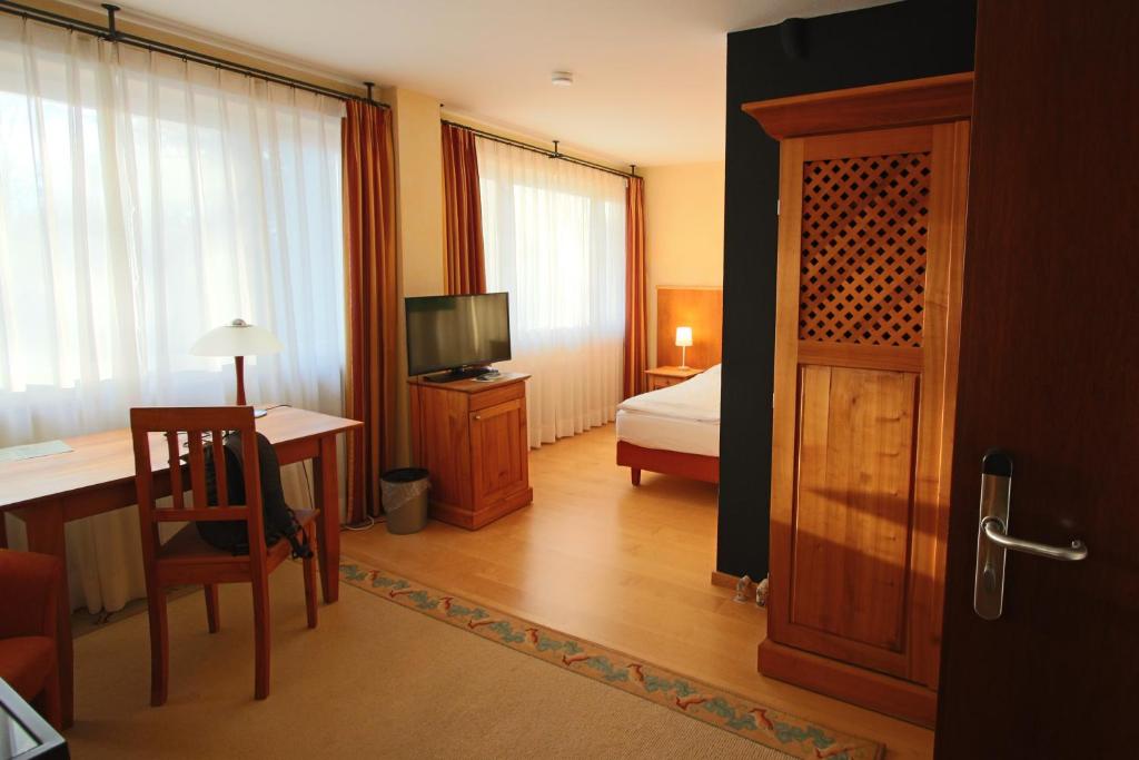 TV a/nebo společenská místnost v ubytování Hardtwald Hotel