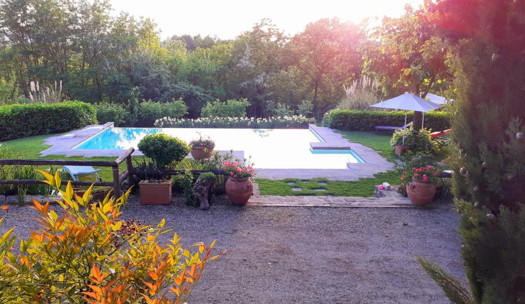 Κήπος έξω από το TUSCAN HILLS - STONEHOUSE, GARDEN & POOL