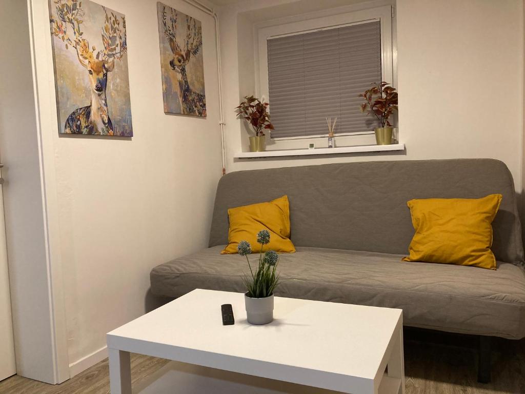 a living room with a couch and a table at Modernes Apartment Nr2 nahe Reeperbahn bis 4 Personen in Hamburg