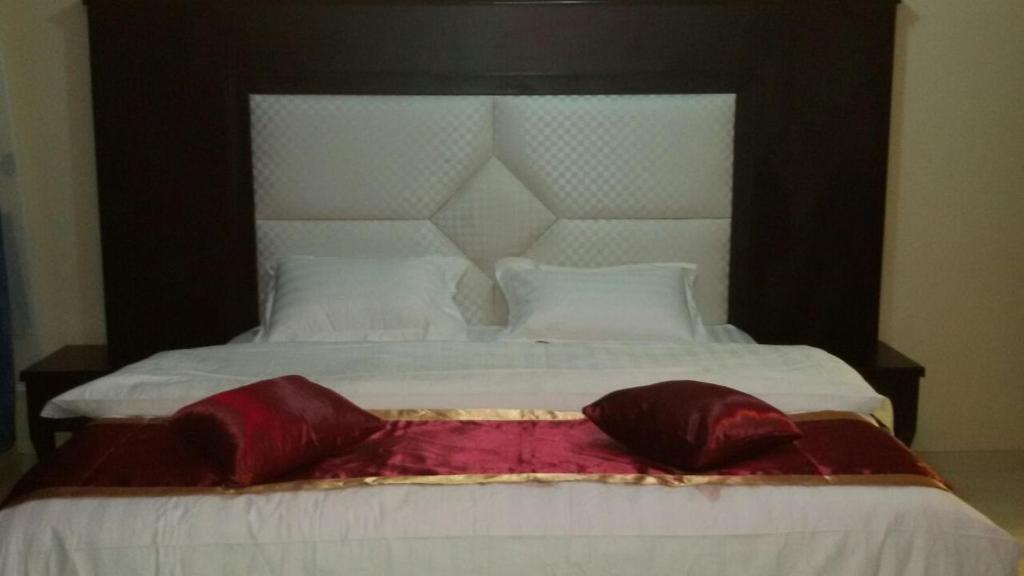 Un pat sau paturi într-o cameră la Al Masa Furnished Units Yanbu 2