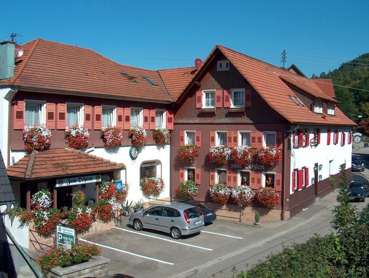 een auto geparkeerd op een parkeerplaats voor een gebouw bij Landgasthof-Pension Ochsen in Forbach