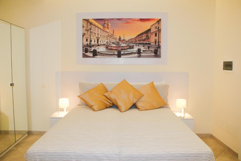 een slaapkamer met een groot wit bed met 2 lampen bij DOMUS DIVI - appartamento nel cuore di Roma in Rome