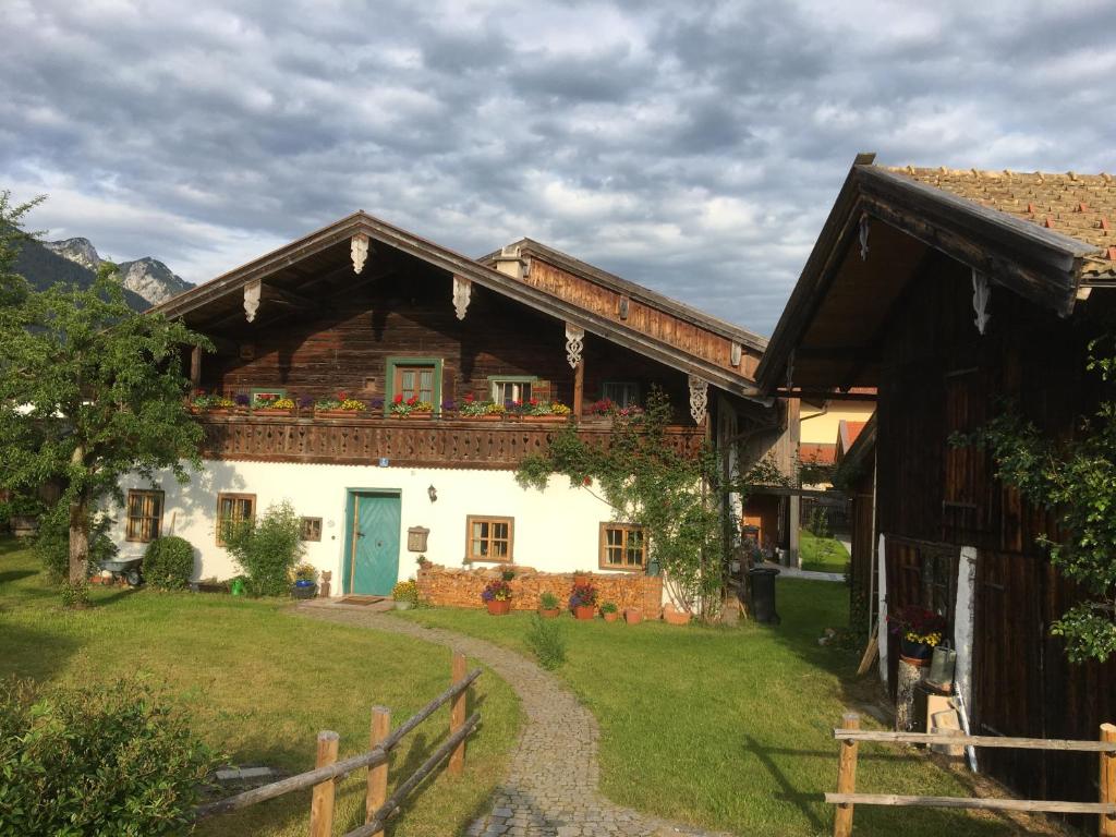 una casa con una puerta azul y una valla en Webergütl, en Inzell