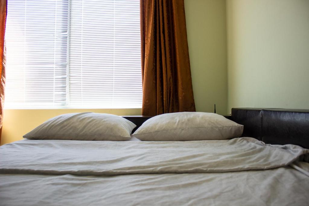 A bed or beds in a room at Central Couch Studio