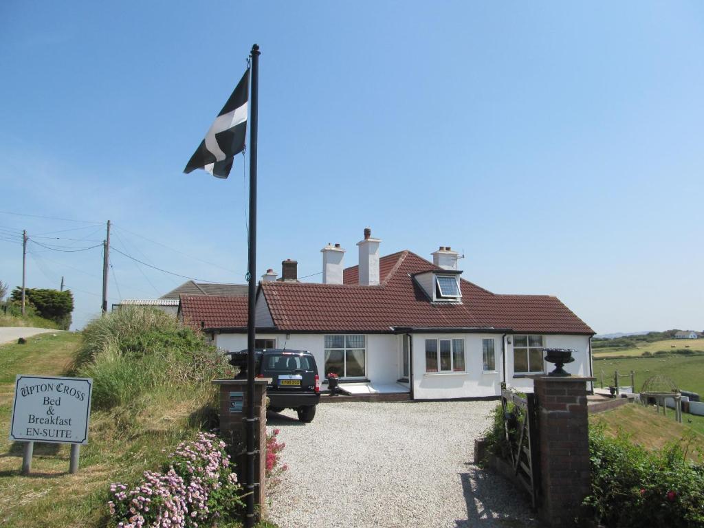 una casa con una bandera delante de ella en Upton Cross B&B, en Bude