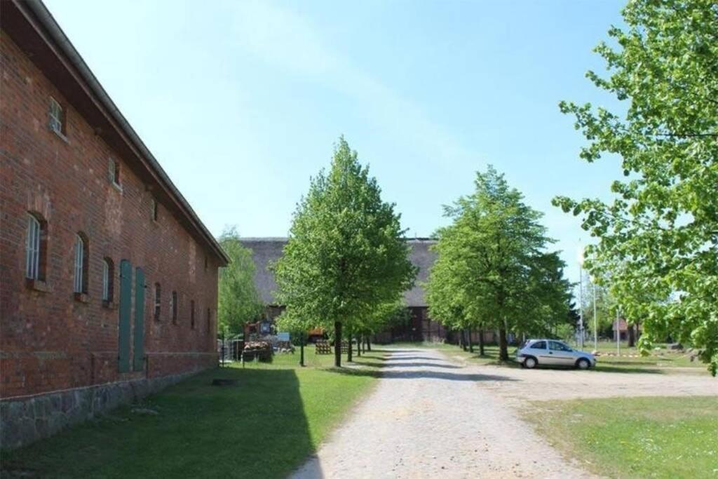 ein vor einem Backsteingebäude geparkt in der Unterkunft Futterhaus neben der Wasserburg Liepen in Gielow
