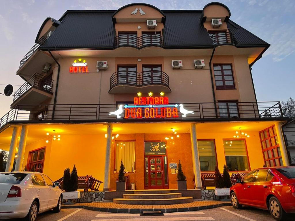 een restaurant waar auto's voor geparkeerd staan bij Hotel Dva Goluba in Pale