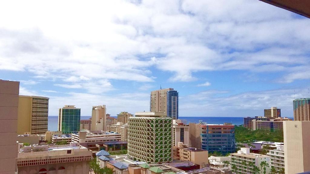 Nespecifikovaný výhled na destinaci Honolulu nebo výhled na město při pohledu z aparthotelu