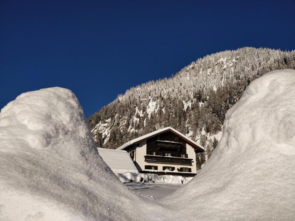 ein großer Schneehaufen vor einer Hütte in der Unterkunft appartementsKOFLER in Mallnitz