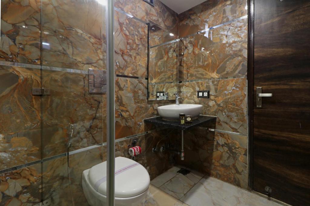 Un baño de Hotel Mannat international by Mannat