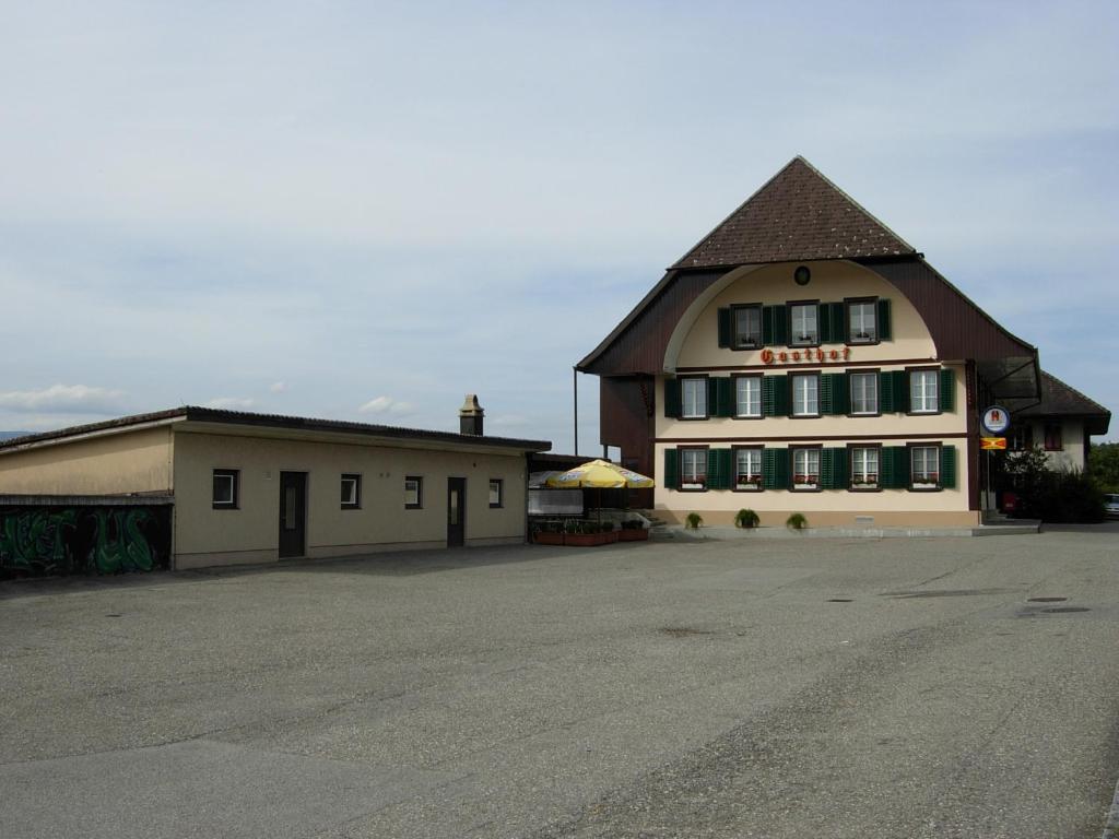 un gran edificio con un cartel en el costado en Gasthof Freienhof, en Hellsau