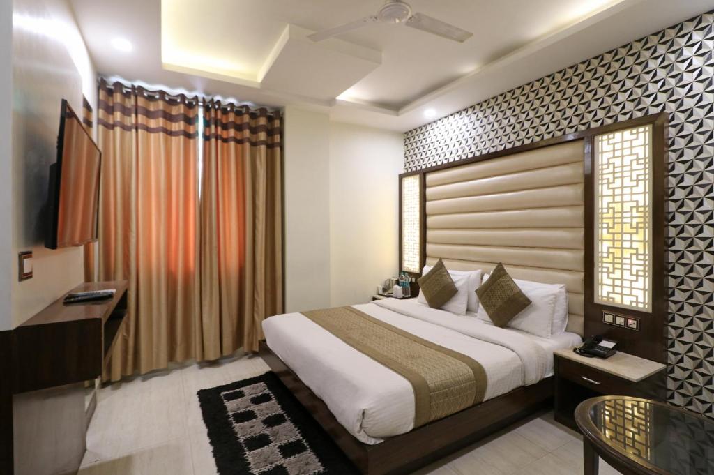 Una habitación de hotel con una cama y una ventana. en Hotel Mannat international by Mannat, en Nueva Delhi