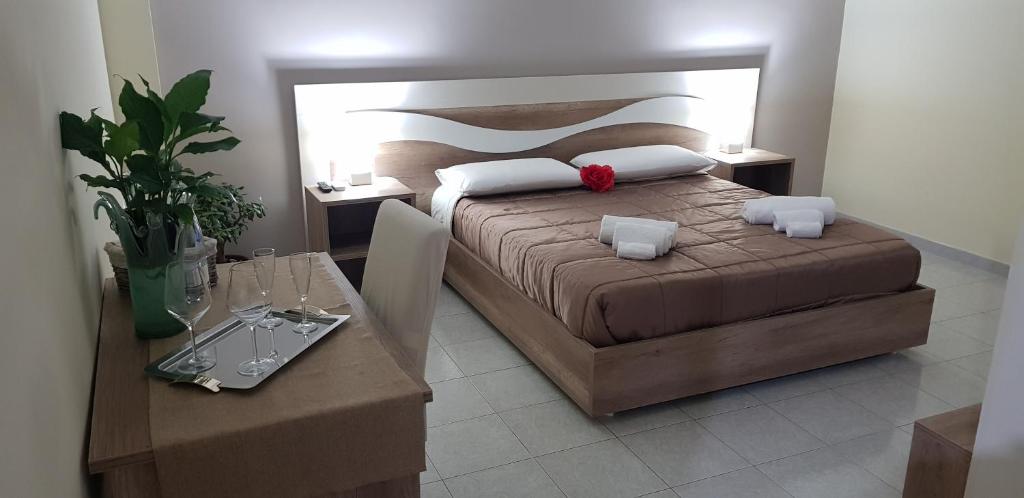 a bedroom with a bed, a desk and a lamp at B&B AEREOSTATION in Lamezia Terme