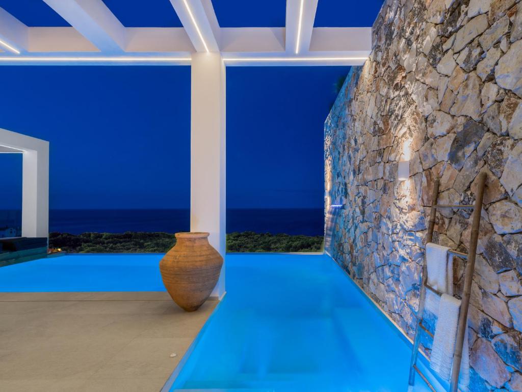 Bazén v ubytování Horizon Luxury Suite nebo v jeho okolí