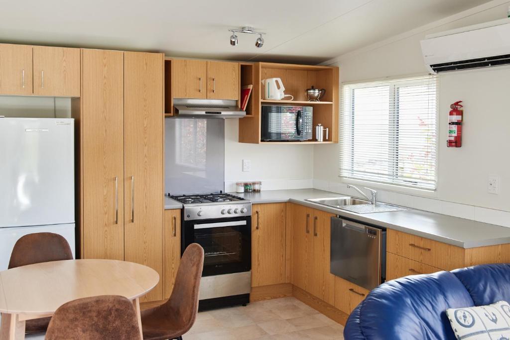 Orewa Kiwi Cabins - Kingfisher (Self-contained Two-Bedroom Unit)
