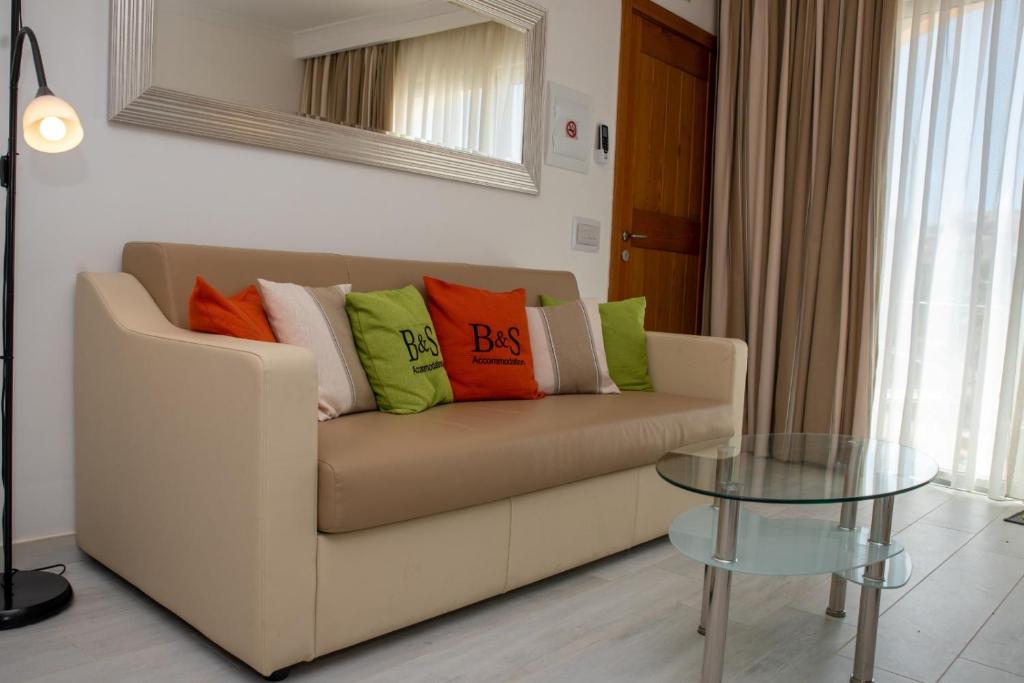 Posezení v ubytování B & S Accommodation Sea View Apartment Marsascala, Malta