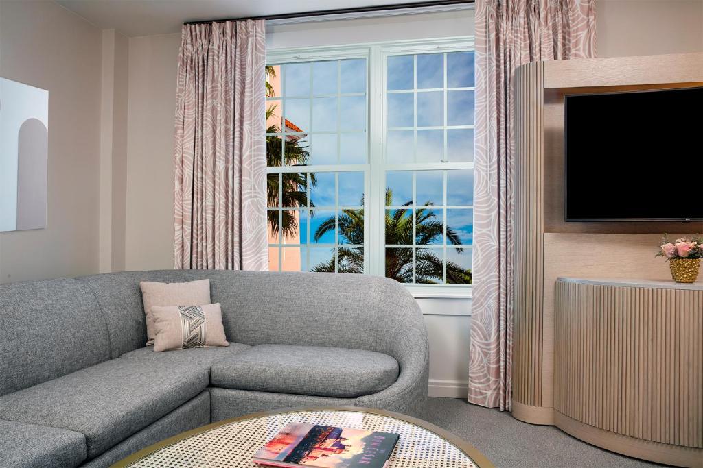 Uma TV ou centro de entretenimento em The Don CeSar