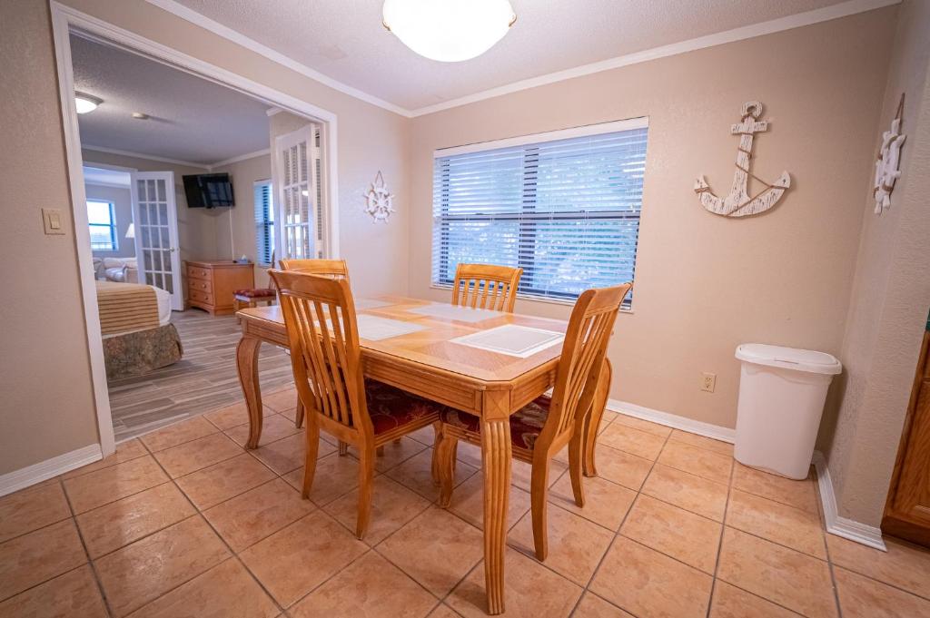 Dockside Inn & Resort - Luxe Suite