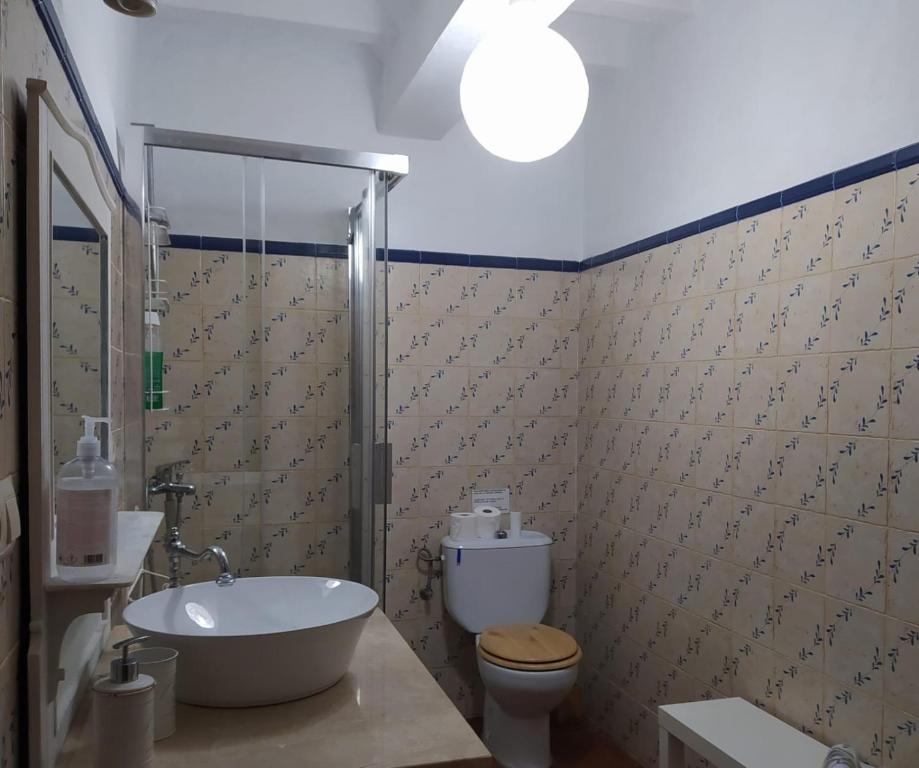 e bagno con vasca, servizi igienici e lavandino. di Casa Nani a Benaocaz