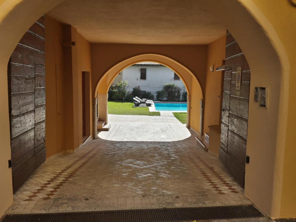 an archway leading into a house with a swimming pool at B&B Al Vec Licinsi' in Moniga