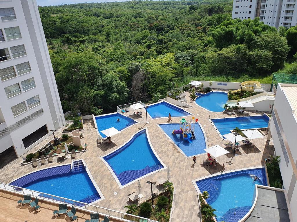 una vista sul tetto di tre piscine su un edificio di Park Veredas, Flat 513 - Fantástico!!! a Rio Quente