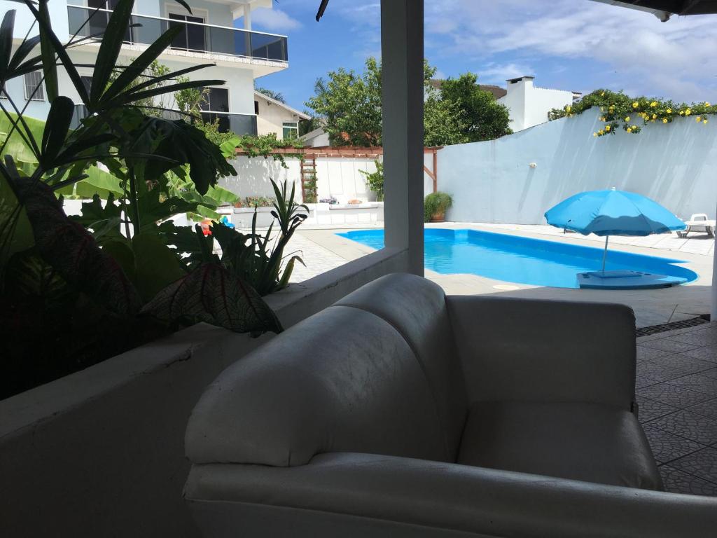  Apartamento com Piscina Perto da Praia