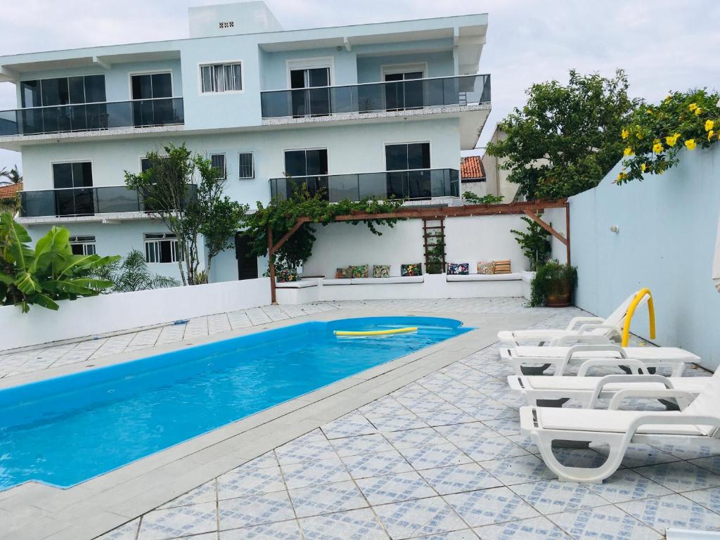  Apartamento com Piscina Perto da Praia