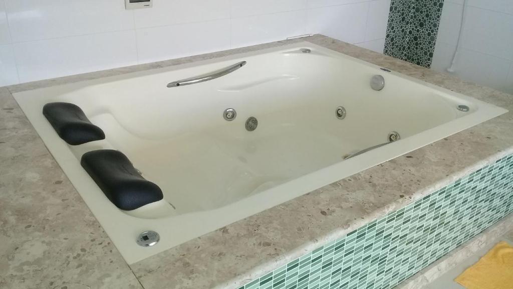  Casa 3 quartos com piscina Condomínio Bouganville